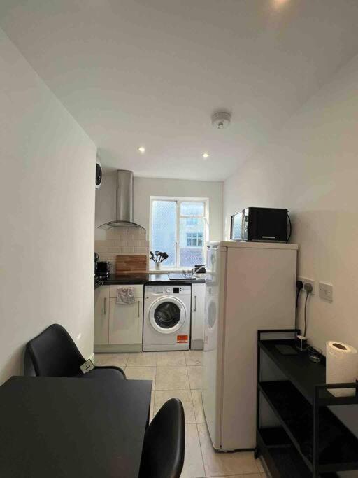 런던 Fully Equipped 2 Bed Flat On Old Compton St! 아파트 외부 사진